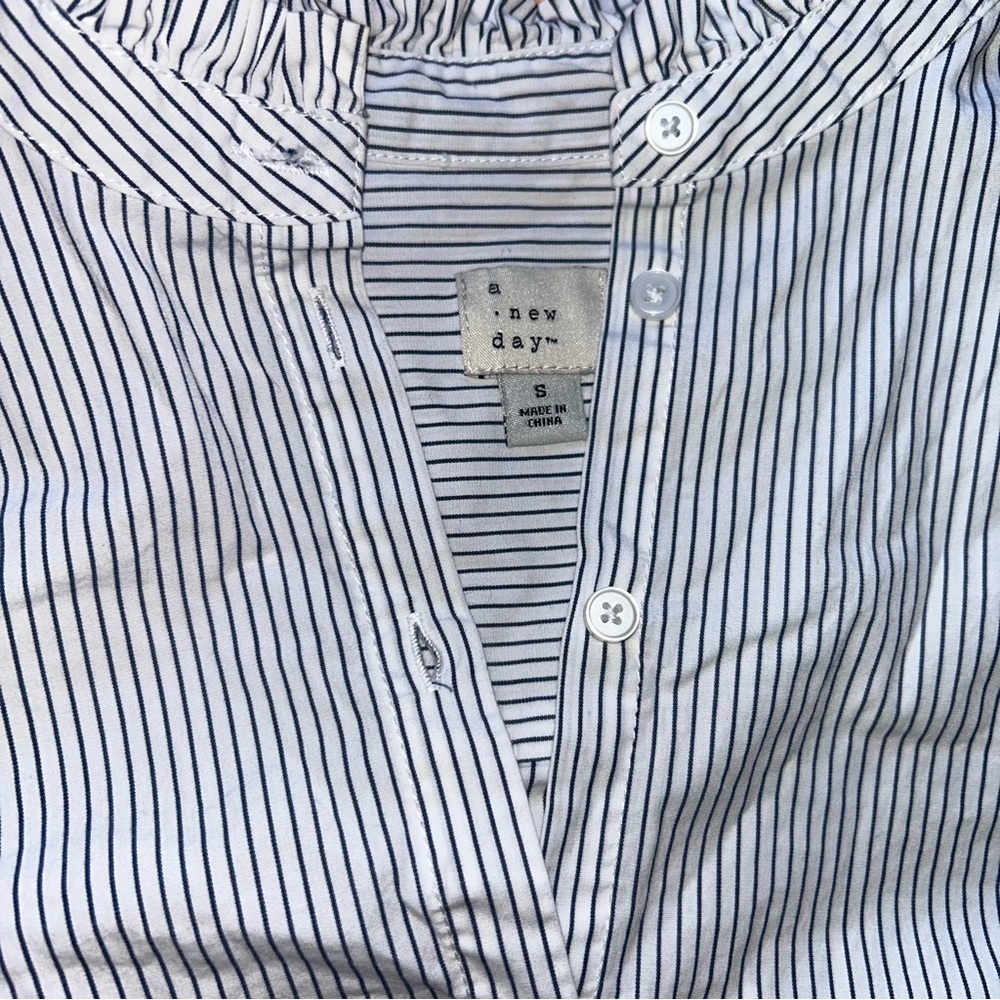 A new day button down top - Picture 2 of 4